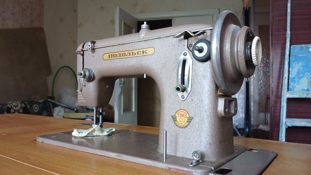 Швейна машинка Подольск з тумбою | Ретро