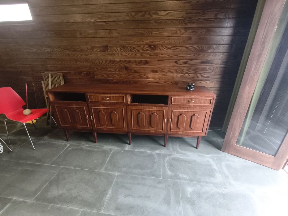 Armários e sofá antigos