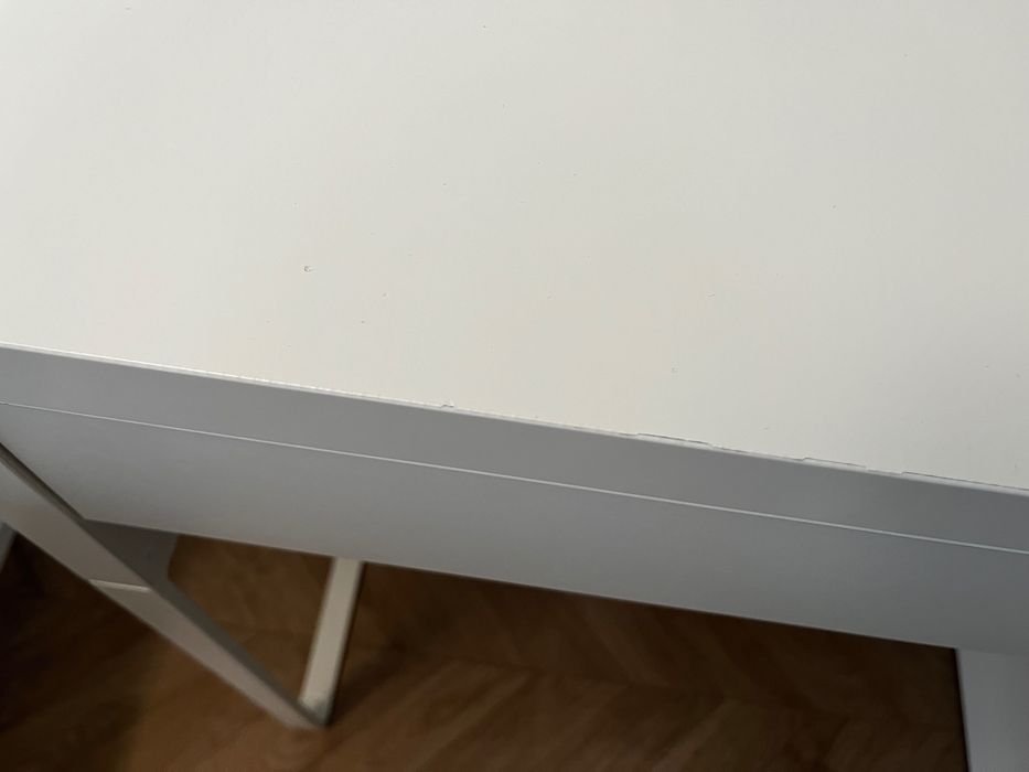 Białe biurko MICKE Ikea