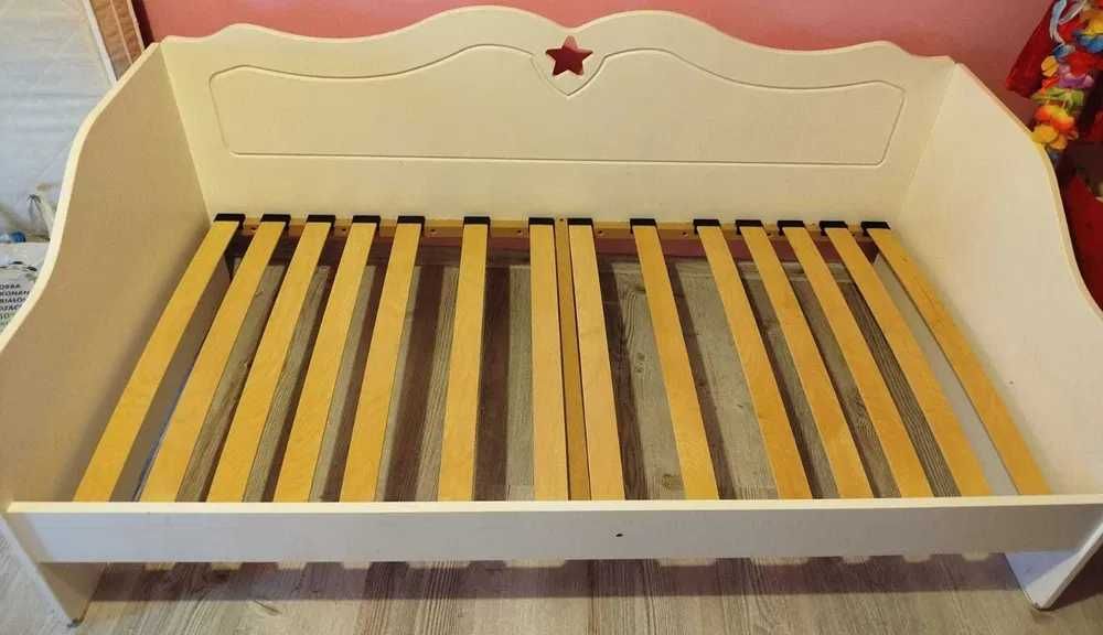 Sprzedam łóżko dziecięce w stylu księżniczki.