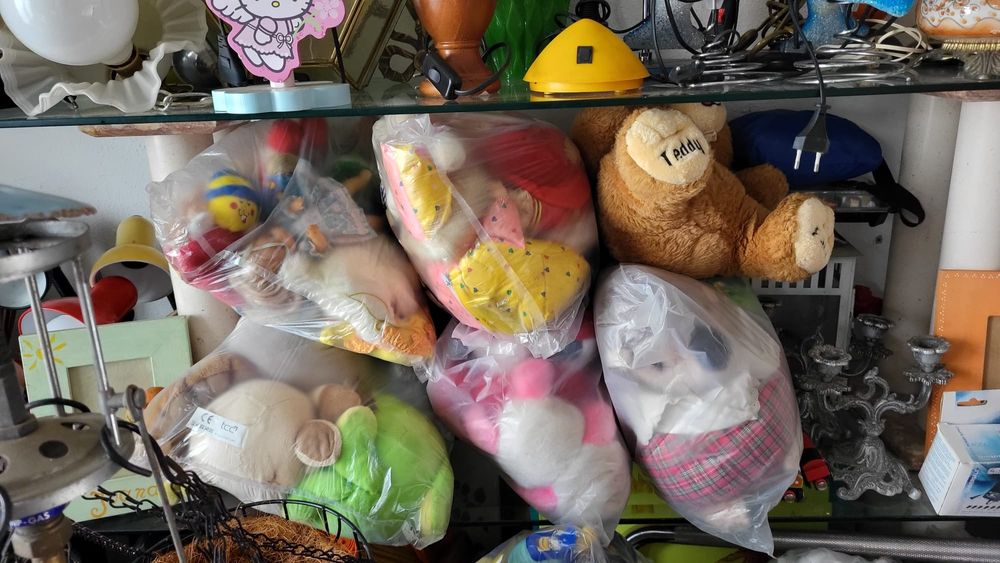 Vários brinquedos e peluches para crianças