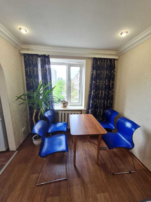 Продам 2 кімн. квартиру в р-ні " РОШЕН". 3/5 цегл.  Ремонт. 55000