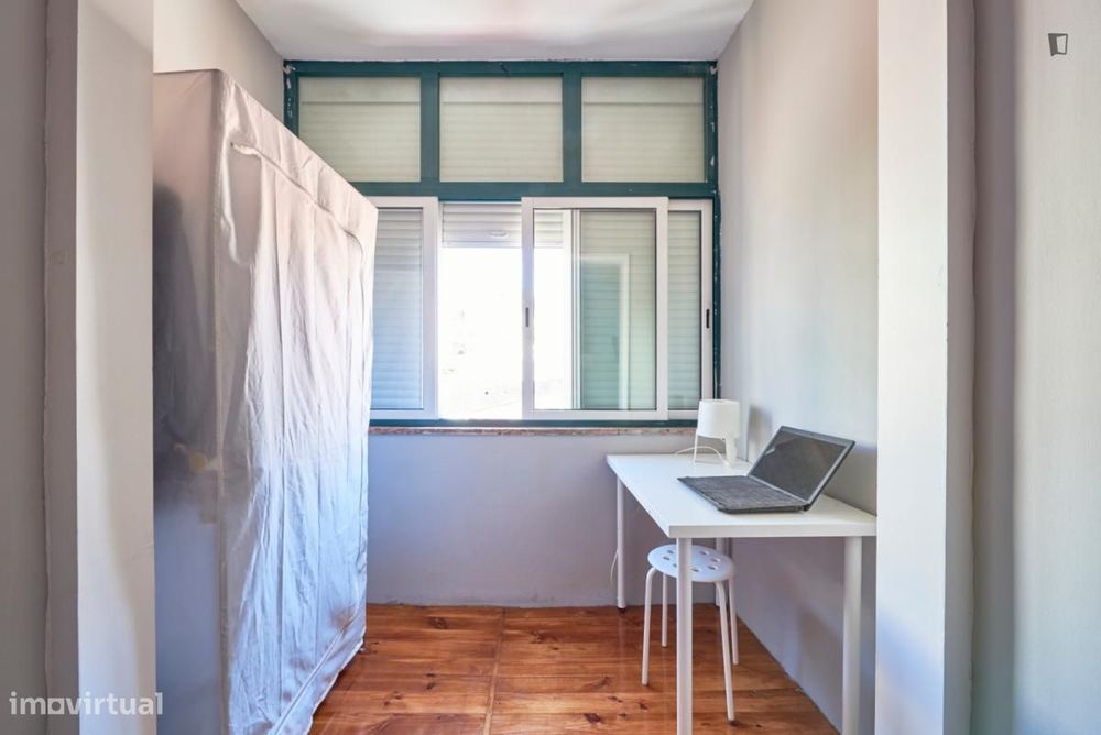 Quarto - localizado em Amadora Lisbon