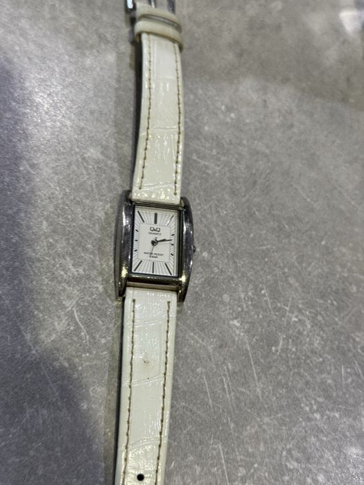 Наручные часы 'Q&Q' женские кварцевые кожаный ремешок