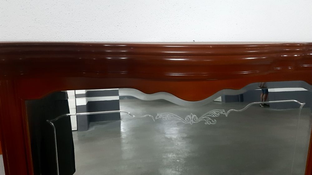 Espelho em muito bom estado com iluminação