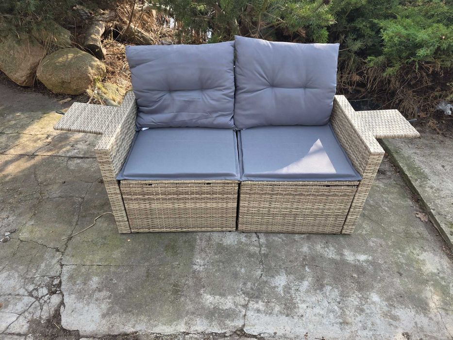 Sofa do ogrodu z poduszkami ecru, 2-osobowa, brąz, technorattan wysuwane stoliczki