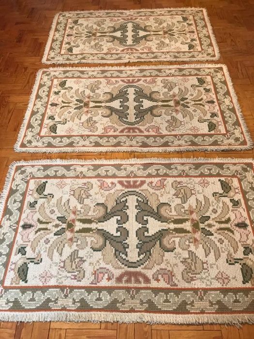 DOIS TAPETES de ARRAIOLOS - Excelente estado de conservação