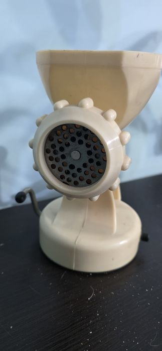 Ручна мясорубка пластмасова продаю