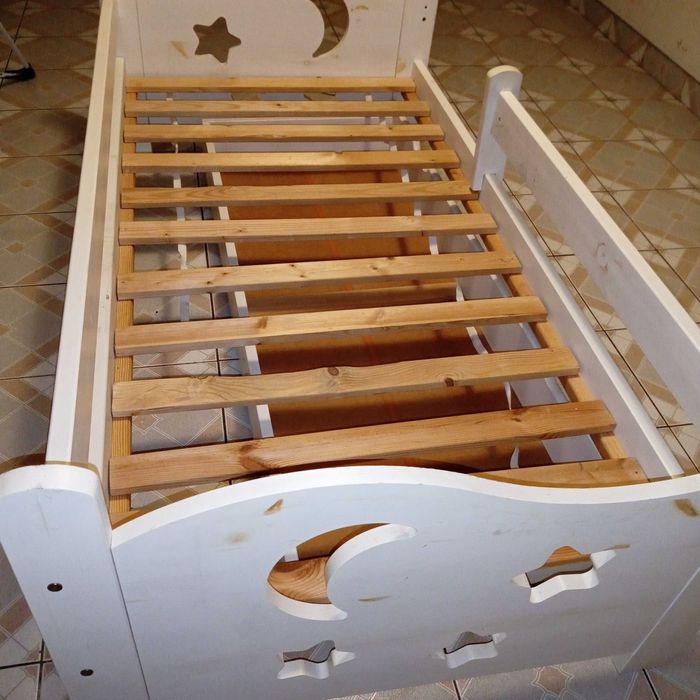 Łóżko dziecięce z drzewa sosnowego.