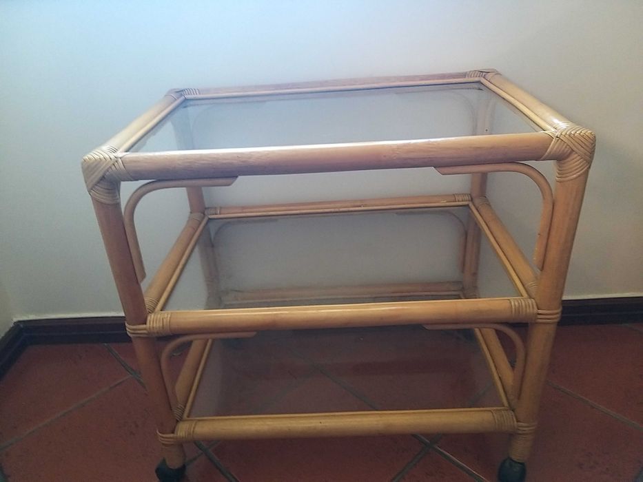 Mesa de centro em bambu com rodas