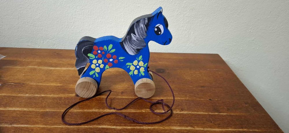Konik drewniany na sznureczku