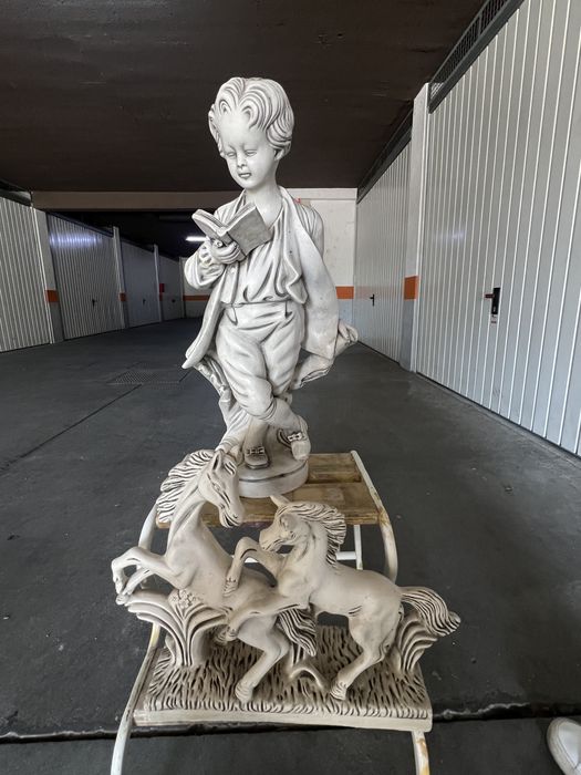 Estatuetas colecionaveis  cavalos e menino estudioso