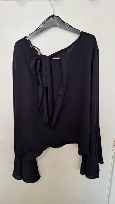 Blusa preta com laço atrás