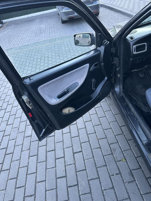 Продаєця ласточка не бита не крашина
