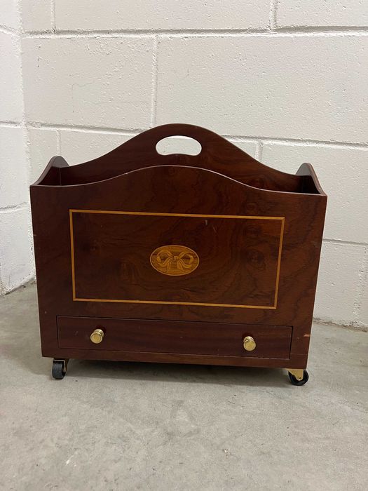 Suporte de Revistas/Jornais em Madeira com Rodas e Gaveta