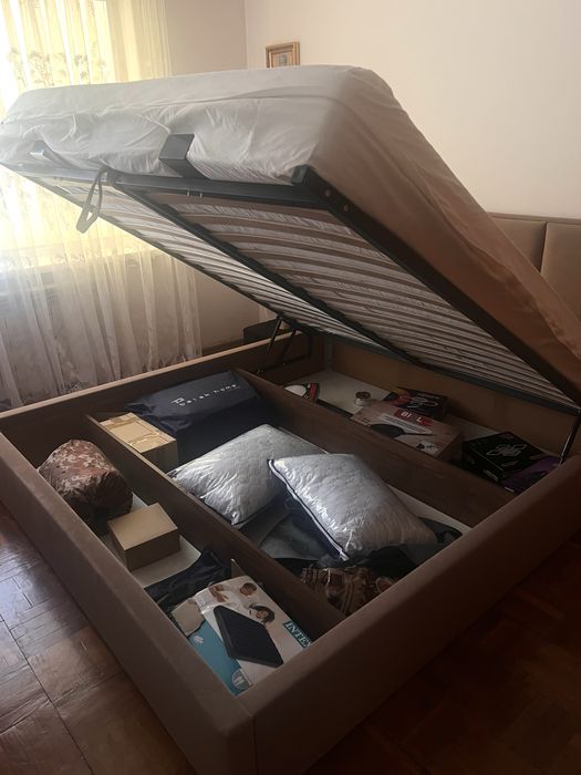 Двоспальне ліжко з підйомним механізмом з матрасом