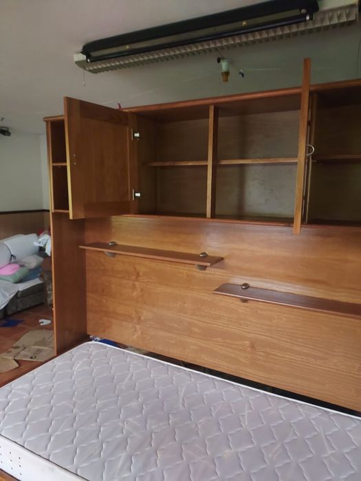 Estudio de solteiro c estante e 2 camas