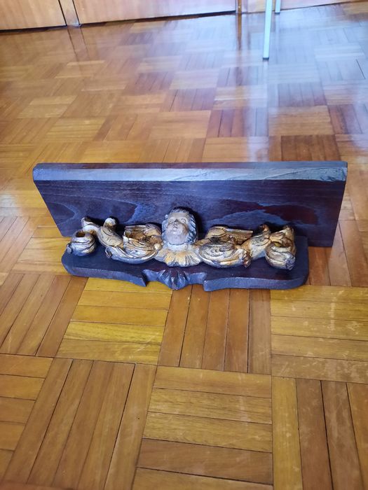 Prateleira antiga em madeira  entalhada com  querubim dourado