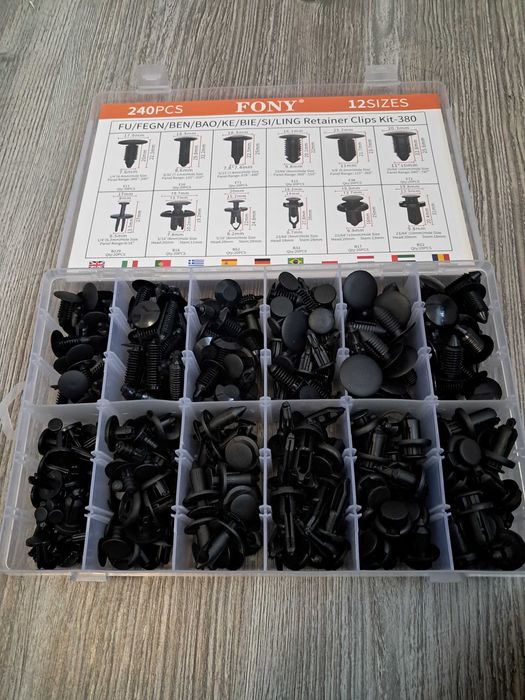 Zestaw spinek samochodowych.