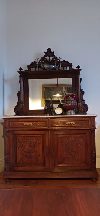 Móvel de sala antigo com pedra mármore e espelho