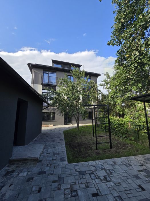 Продам квартиру з кладовою в центрі  міста