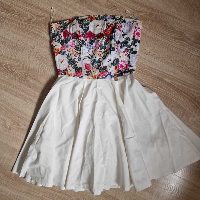 Piękna, koktajlowa rozkloszowana letnia sukienka bez ramiaczek, r.XS