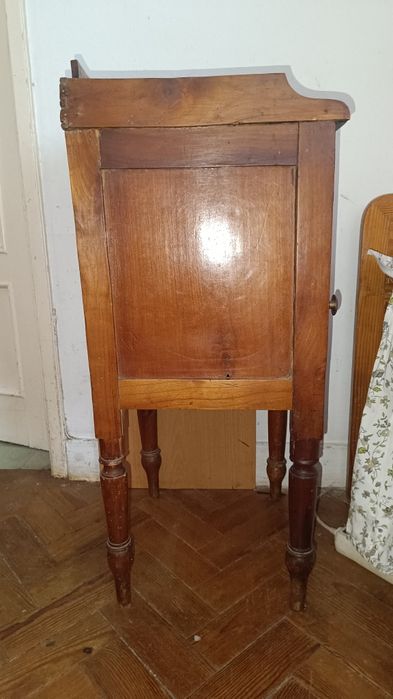 Mesa de cabeceira antiga