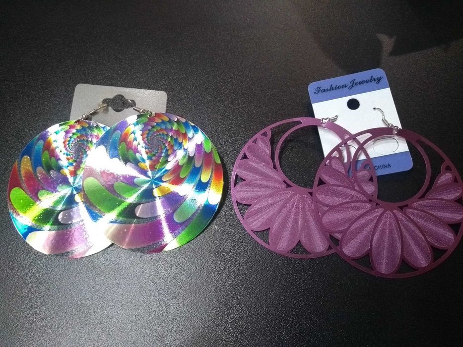 Brincos novos diferentes