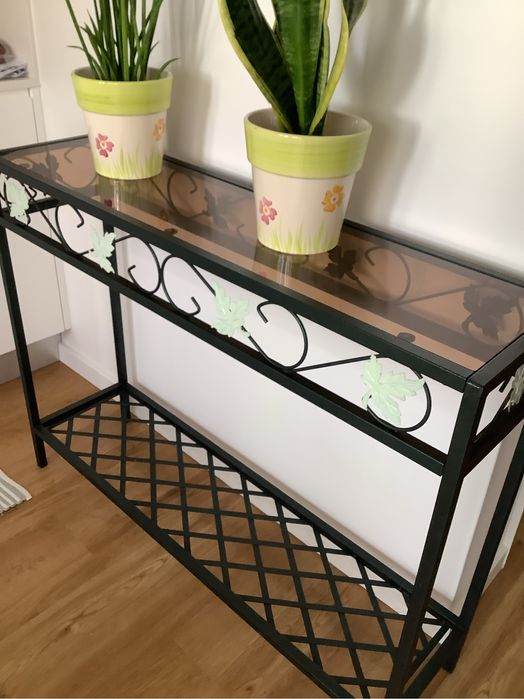 Credencia em ferro usada como nova