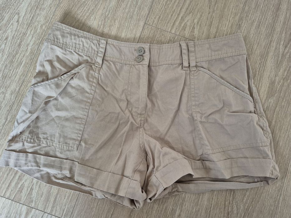 Krótkie spodenki beżowe 38 F&F