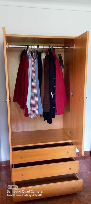 Vende-se roupeiro em madeira