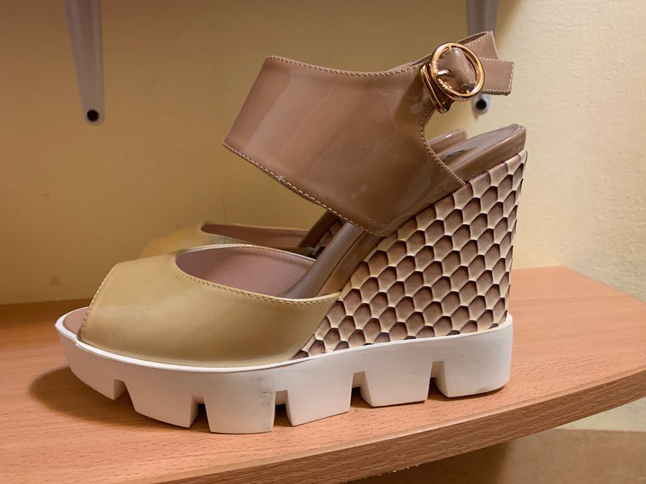 Босоножки на танкеткн