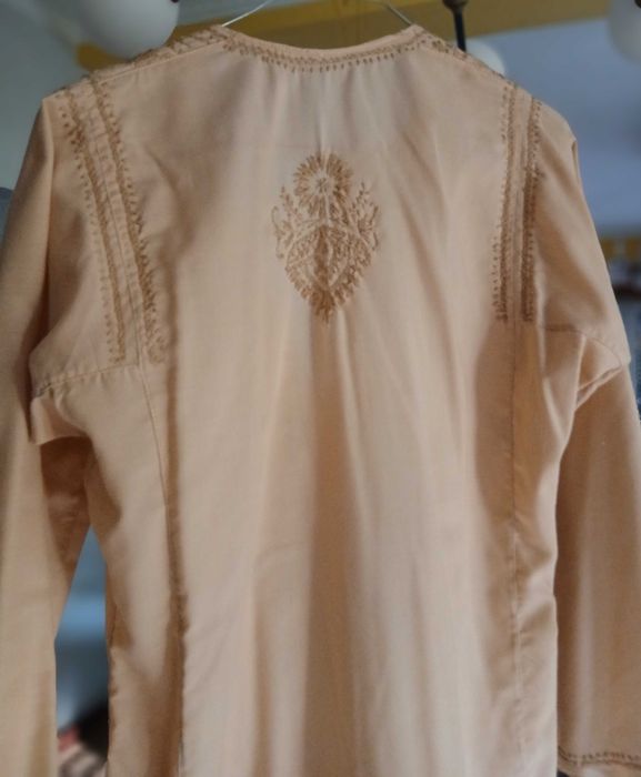 Roupa de mulher em bom estado.