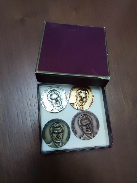 Medalhas comemorativas Francisco Sá Carneiro
