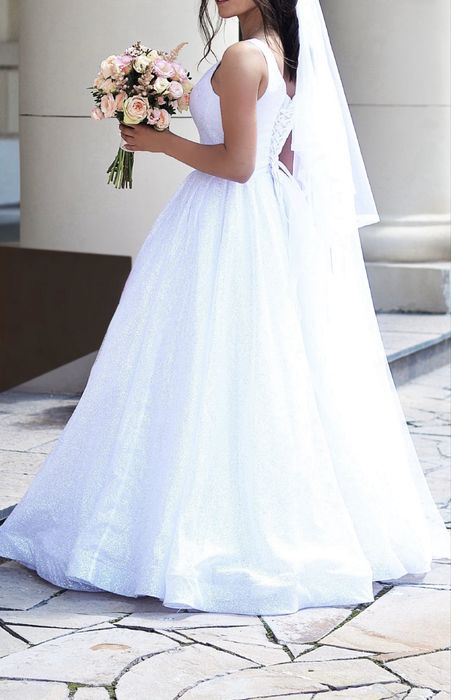 Блискуча біла весільна сукня