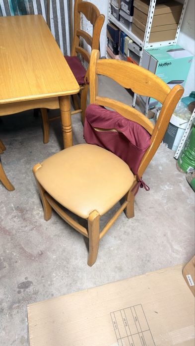 Mesa de Madeira com 4 cadeiras almofadadas