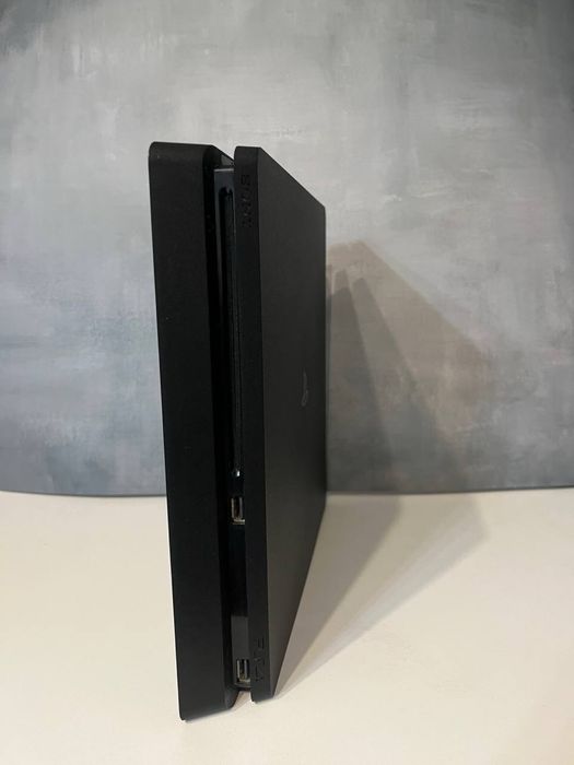 Ps 4 slim 500gb, 2 оригинальных геймпада, и 5 игр