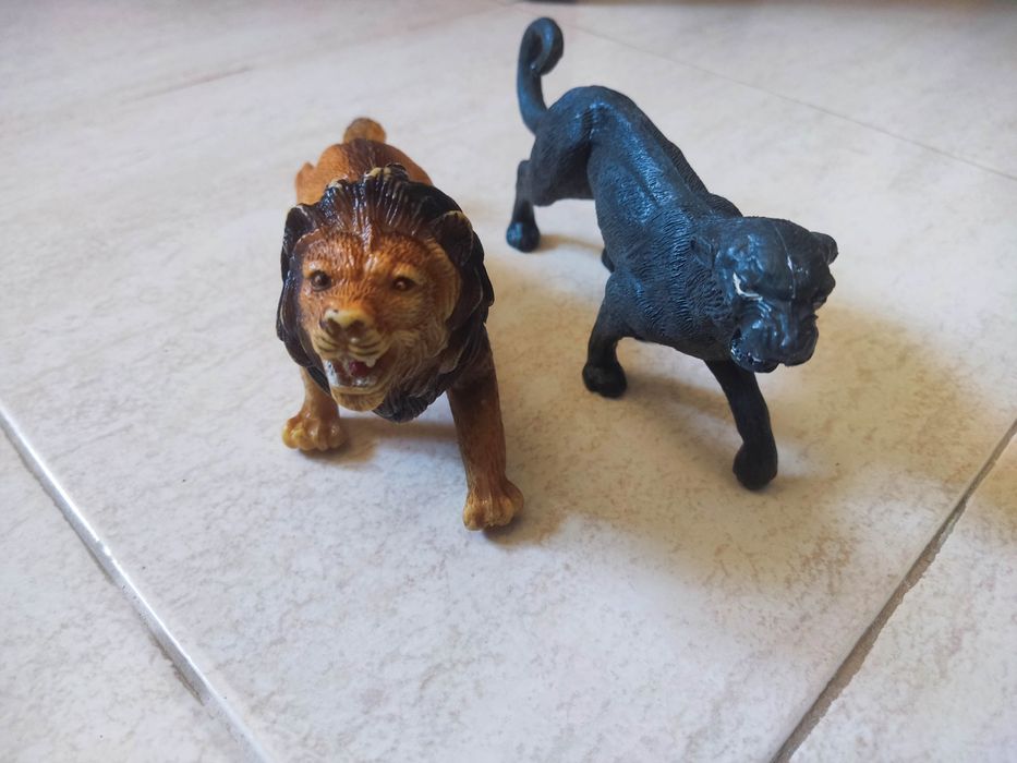 Animais da selva (bonecos) - leão e pantera negra