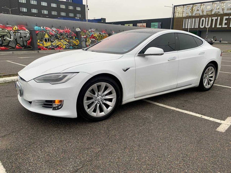 Оренда Tesla S під таксі Premium Uber Black