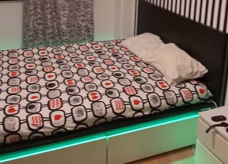 Cama casal IKEA com 4 gavetas de arrumação