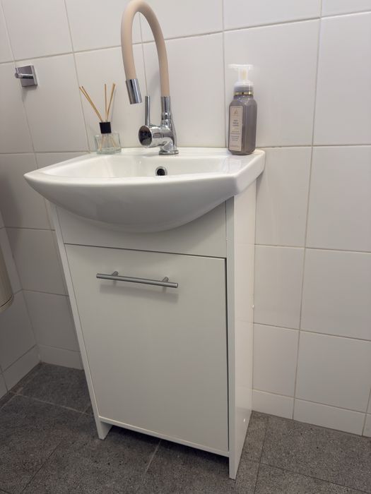 Szafka łazienkowa z umywalką