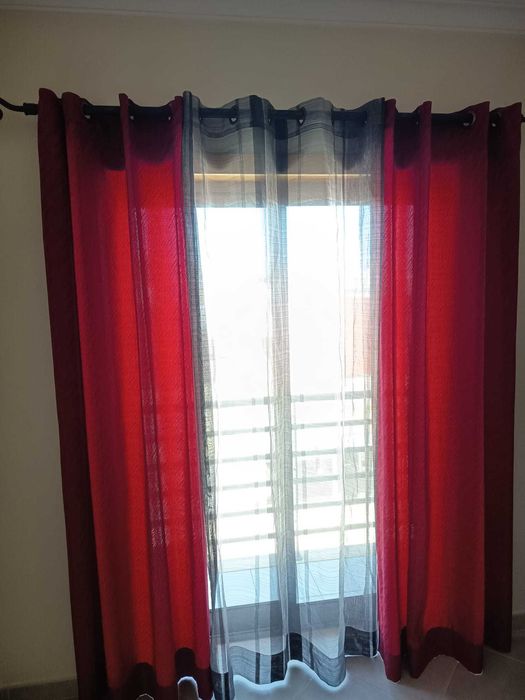 Cortinados opacos Vermelho/Bordeaux e transparentes em tons de cinzento