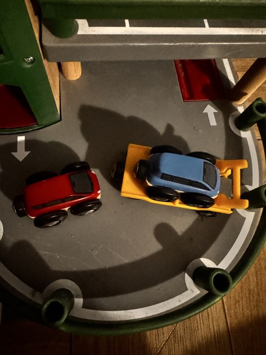 Parking Brio kolejka gratis samochody stan bardzo dobry