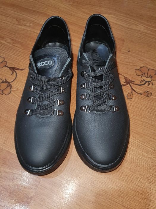 Продам кожанные кроссовки