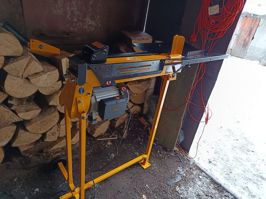 Rebak elektryczny 7 ton nacisku na stojaku
