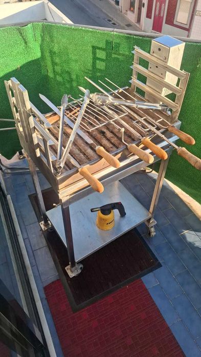 Churrasqueira a Carvão com Motor Elétrico