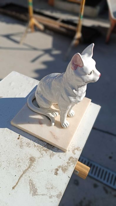 Gato de porcelana com base de mármore
