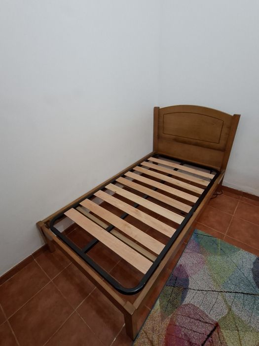 Cama de Solteiro e Mesa de Cabeceira