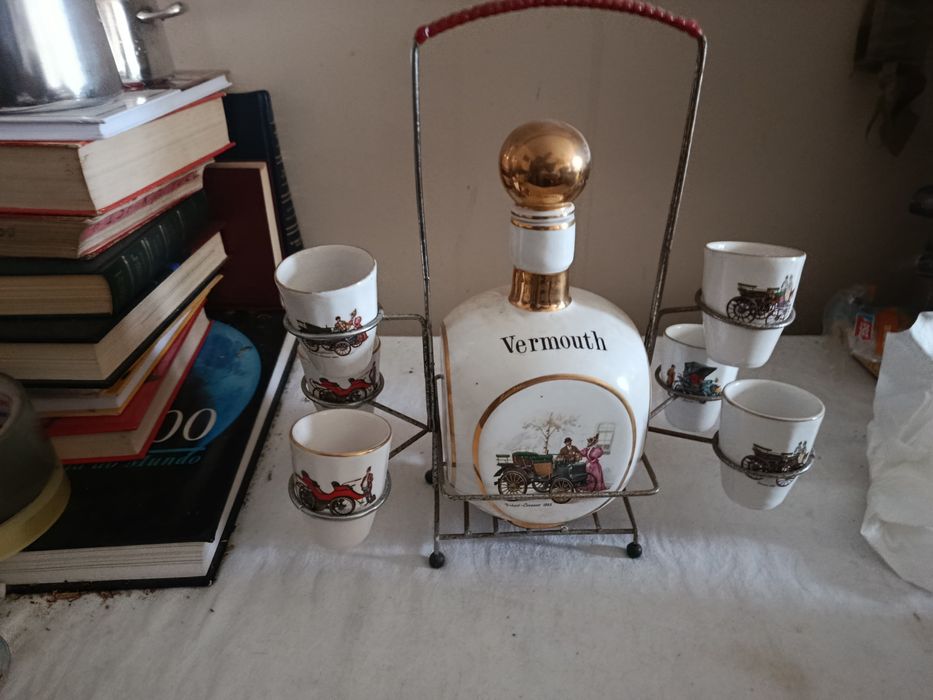 Garrafa de Vermouth e seis copos