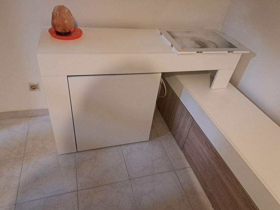 Estante de sala branca e madeira